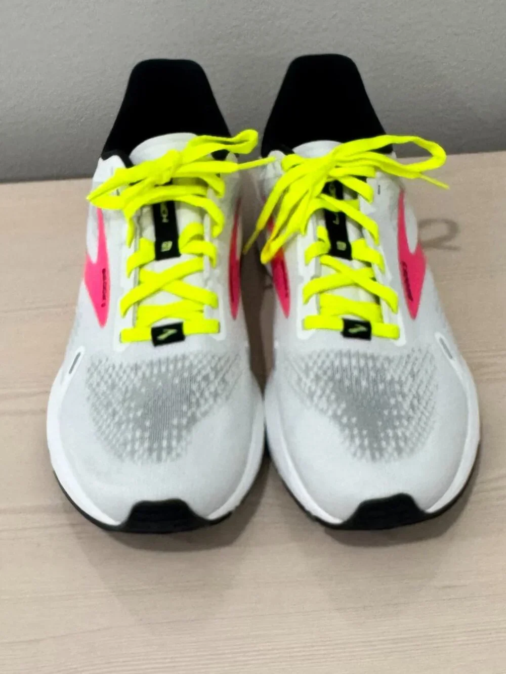 NWOT Brooks Launch 7 Women's Running Shoe Grey/Neon Pink/Neon Yellow Size 9